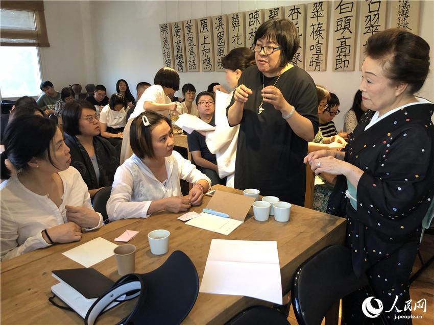 心を包む「折形」を學ぶ　北京で日本の禮法と折形講座