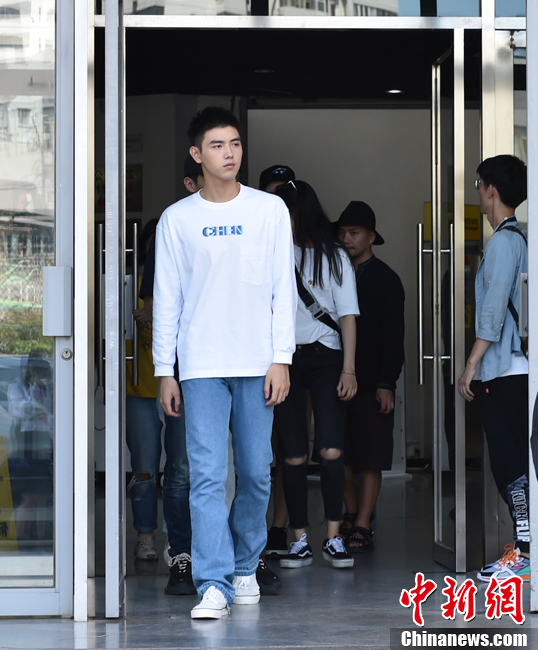 キャンパスに姿を現(xiàn)した俳優(yōu)の陳飛宇（チェン?フェイユー）（撮影?翟璐）。