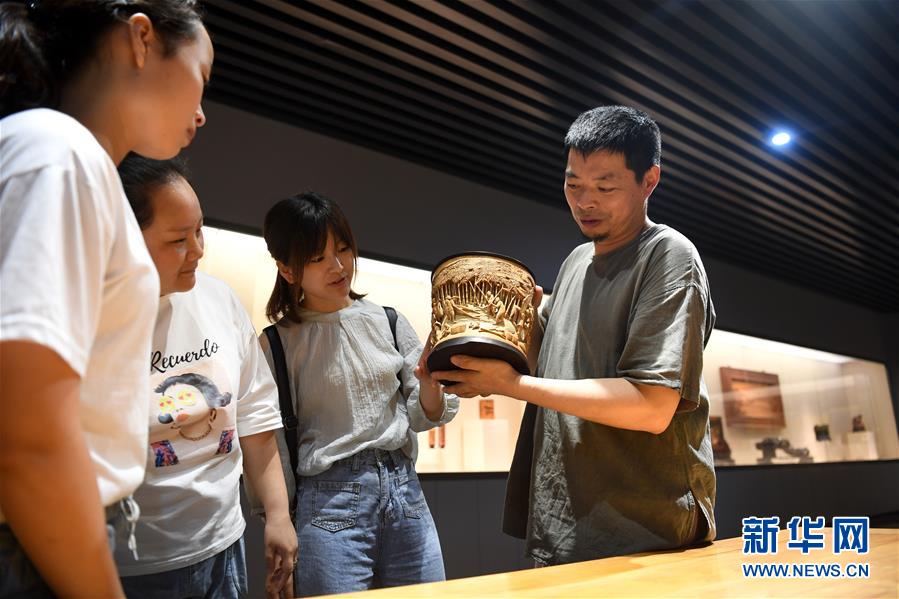 伝統(tǒng)技術を受け継ぐ竹彫刻職人　安徽省