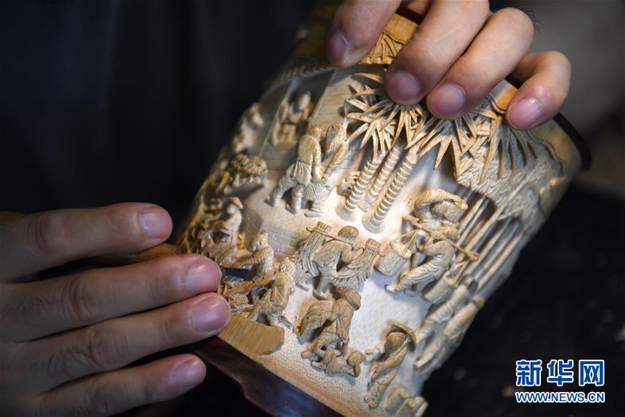 伝統(tǒng)技術(shù)を受け継ぐ竹彫刻職人　安徽省