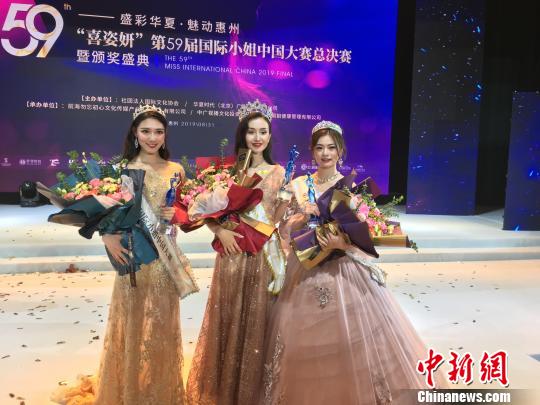 第59回ミス?インターナショナル中國大會ファイナルで優(yōu)勝したエントリーナンバー43番の新疆維吾爾自治區(qū)哈薩克族の美熱依?阿尼瓦爾汗さん(真ん中、撮影?宋秀傑) 。
