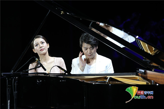 中國(guó)のピアニスト?郎朗が、妻のジーナさんとラブラブの連弾を披露