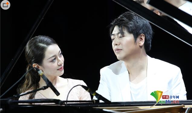 中國(guó)のピアニスト?郎朗が、妻のジーナさんとラブラブの連弾を披露