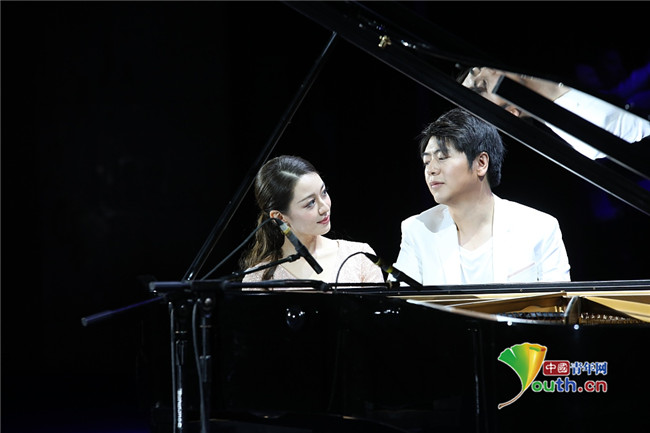 中國のピアニスト?郎朗が、妻のジーナさんとラブラブの連弾を披露