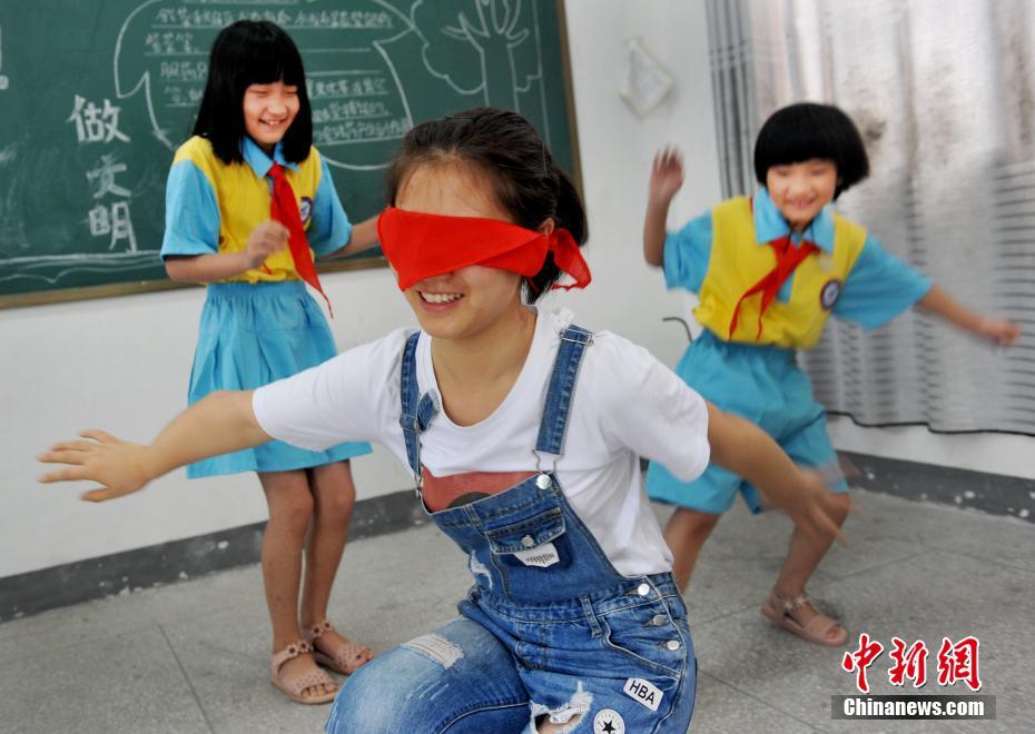 先生1人に生徒が2人！20代女性教師が教える「スズメ學(xué)校」