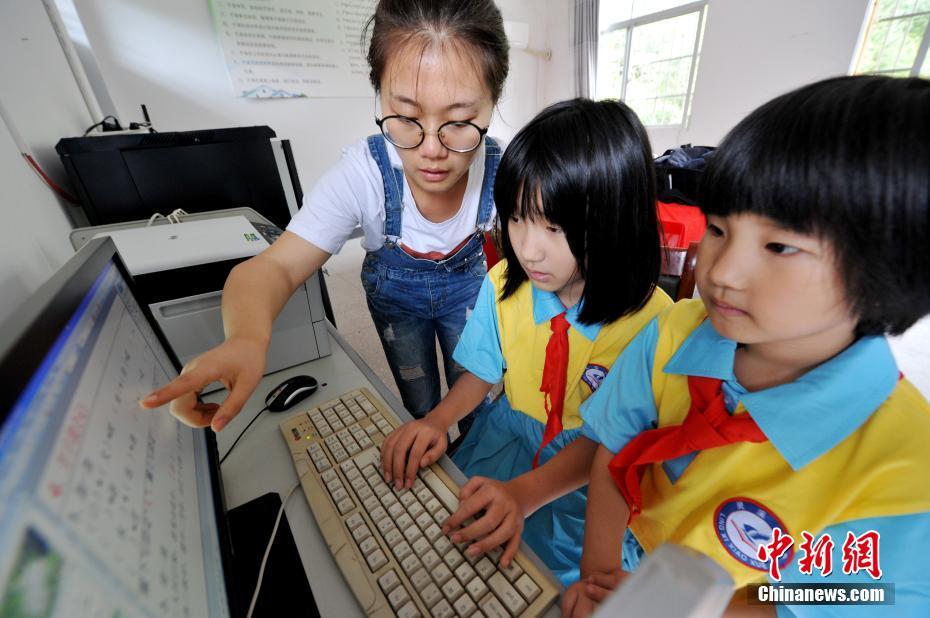 先生1人に生徒が2人！20代女性教師が教える「スズメ學(xué)校」