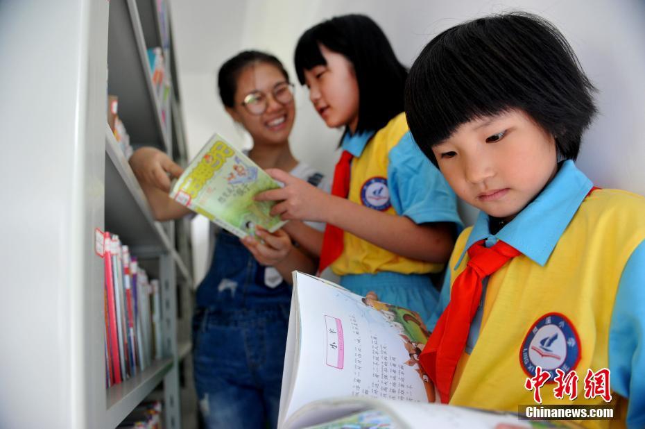 先生1人に生徒が2人！20代女性教師が教える「スズメ學(xué)?！?></a></td></tr><tr><td class=