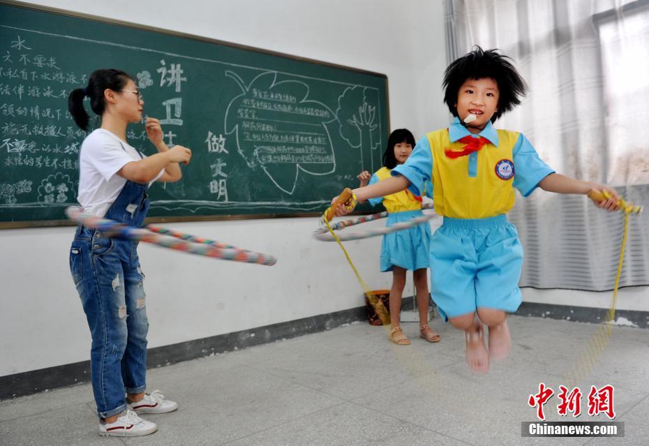 先生1人に生徒が2人！20代女性教師が教える「スズメ學(xué)?！?></td></tr><tr><td class=