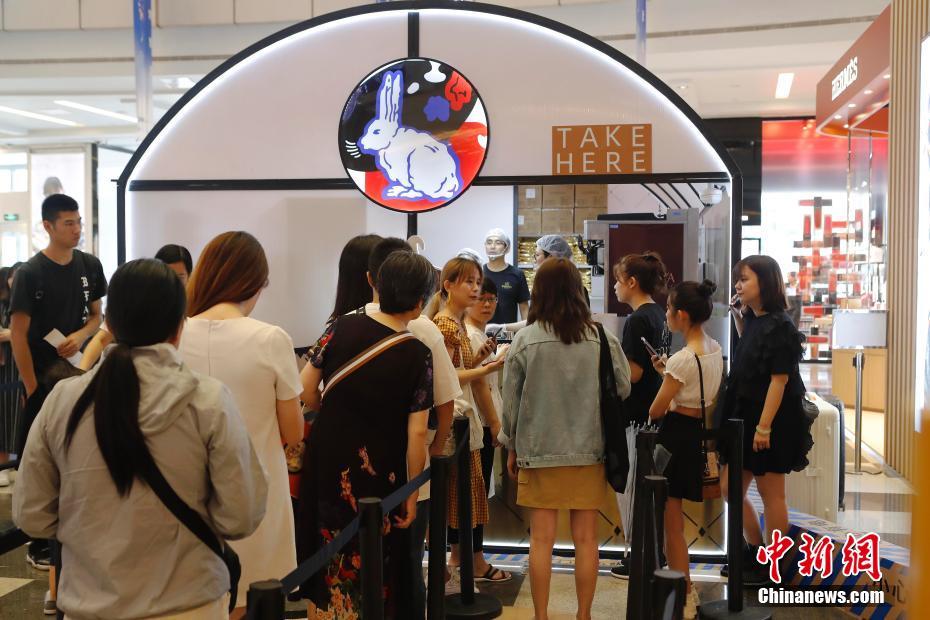 列を作り、大白兎ソフトクリームを買う人々（撮影?殷立勤）。