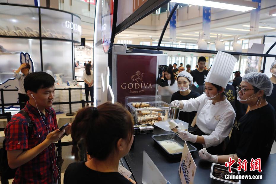 ゴディバと正規(guī)コラボした大白兎ソフトクリームに長(zhǎng)い列　上海