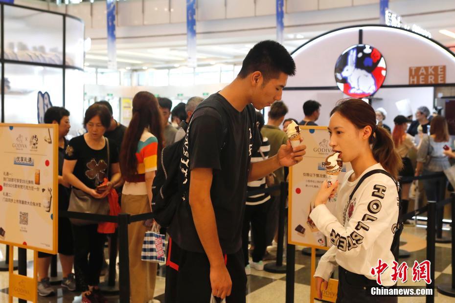 ゴディバと正規(guī)コラボした大白兎ソフトクリームに長(zhǎng)い列　上海