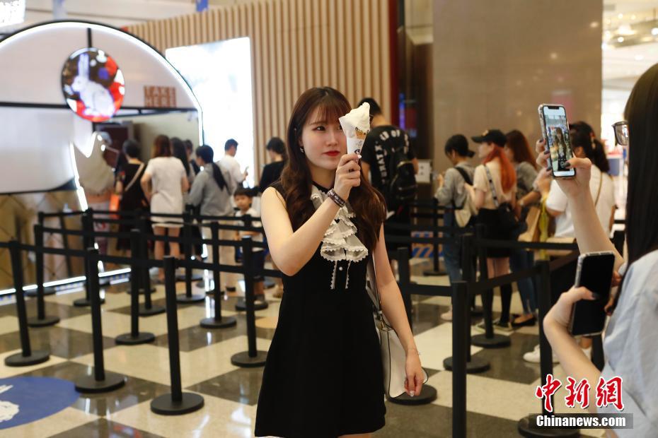 ゴディバと正規(guī)コラボした大白兎ソフトクリームに長(zhǎng)い列　上海