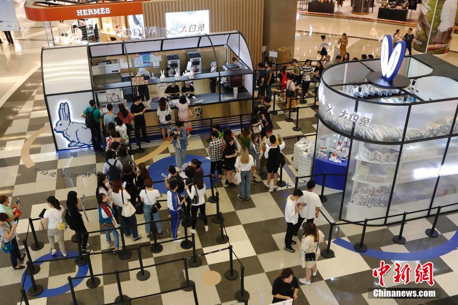 ゴディバと正規(guī)コラボした大白兎ソフトクリームに長い列　上海