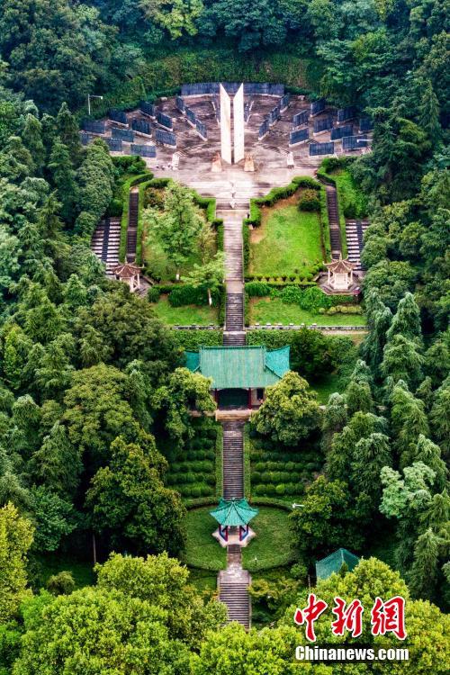 抗日戦爭(zhēng)勝利から74周年を記念し、南京航空烈士の共同墓地を空撮