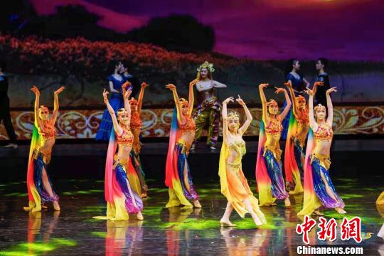 歌と踴りのパフォーマンス（撮影?李振龍）。