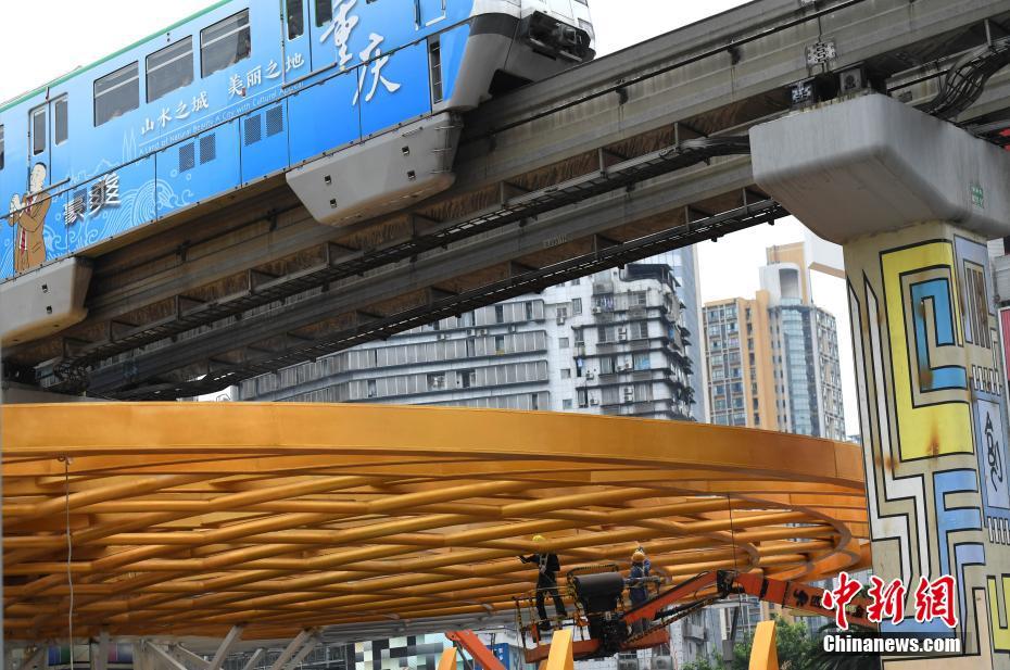 繁華街に巨大な「火鍋」出現(xiàn)？レールの「箸」で召し上がれ 重慶