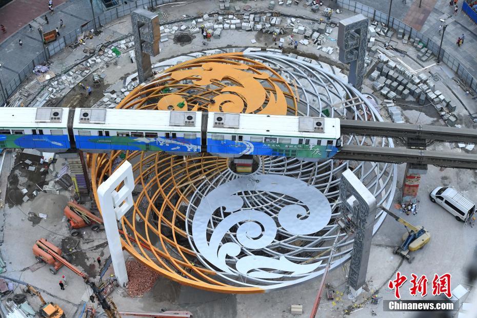 9月4日、最後の塗裝段階に入った重慶市楊家坪エリアのランドマーク的建造物（撮影?陳超）。