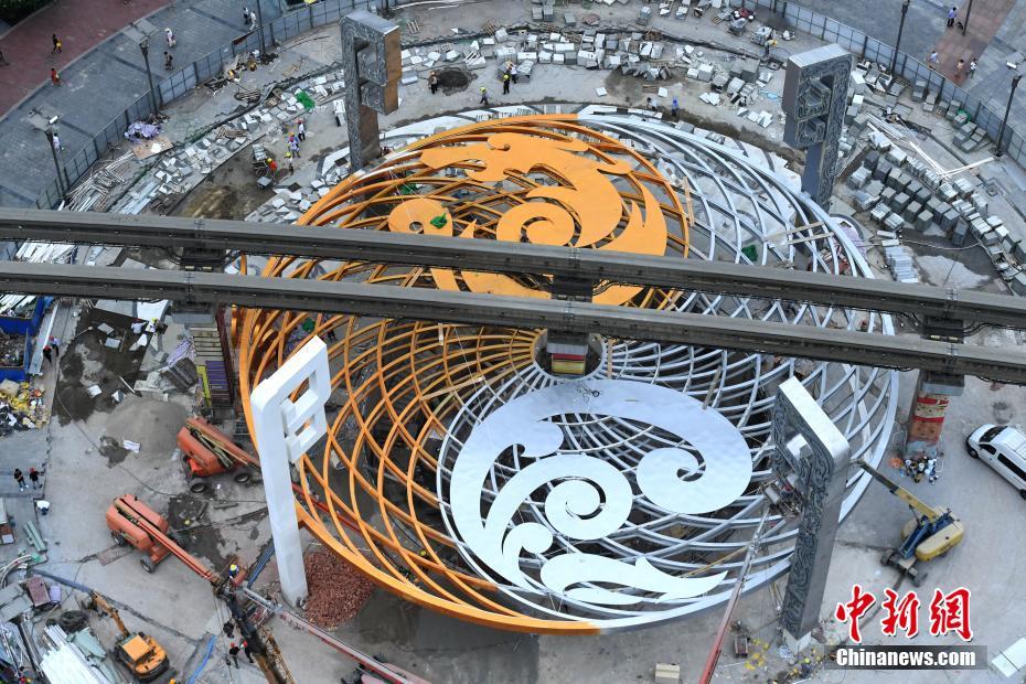 繁華街に巨大な「火鍋」出現(xiàn)？レールの「箸」で召し上がれ 重慶