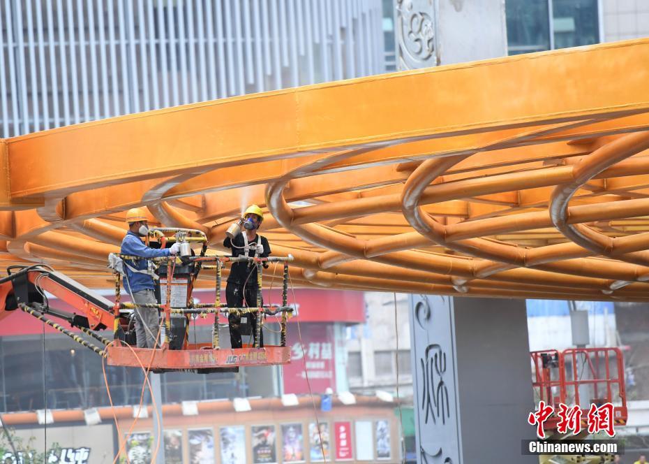 繁華街に巨大な「火鍋」出現(xiàn)？レールの「箸」で召し上がれ 重慶