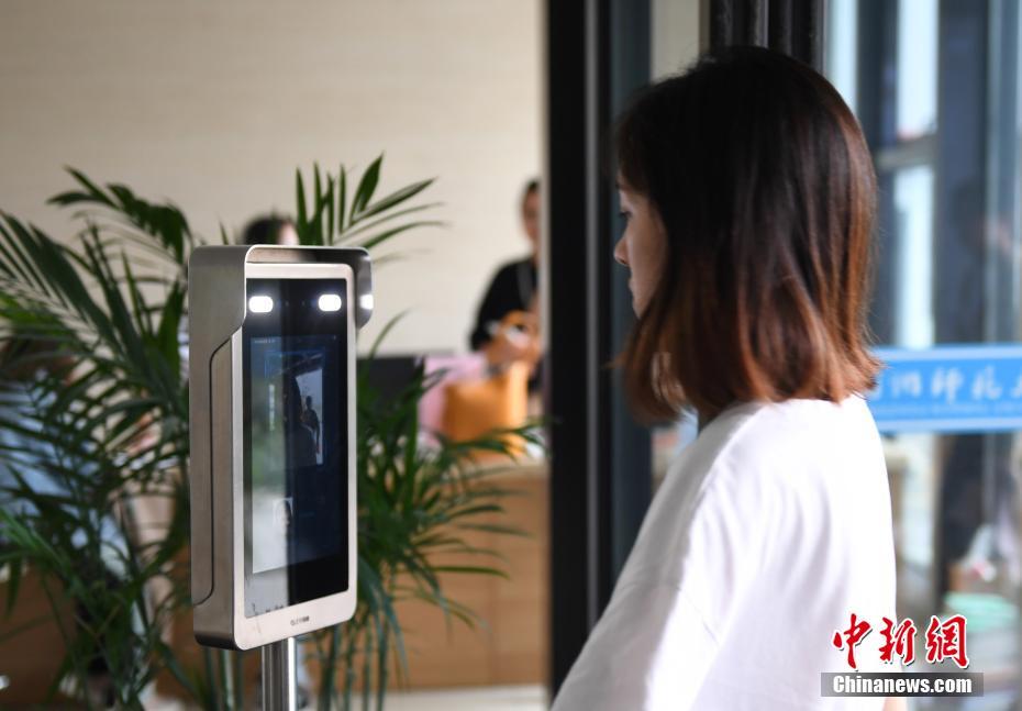 4日、顔認(rèn)証で寮に入る學(xué)生（撮影?王剛）。