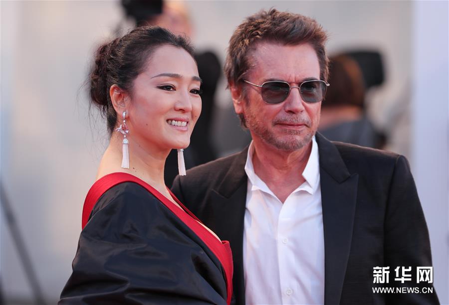 上映會(huì)のレッドカーペットに登場(chǎng)した女優(yōu)のコン?リー（左）と夫のシンセサイザー奏者ジャン?ミッシェル?ジャール。