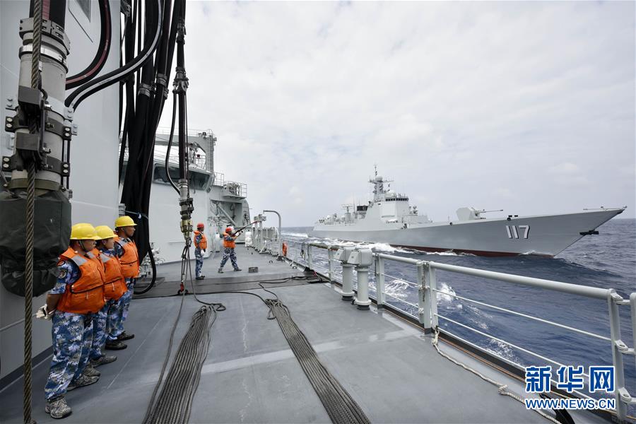 中國(guó)海軍第33次護(hù)衛(wèi)艦隊(duì)が初の海上補(bǔ)給