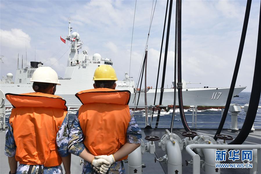 中國海軍第33次護衛(wèi)艦隊が初の海上補給