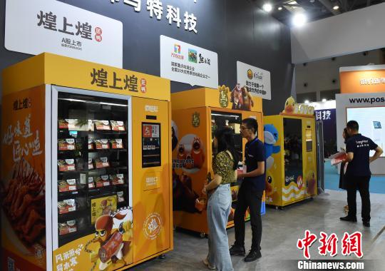 新小売の自動(dòng)販売機(jī)の前で足を止める市民（撮影?周毅）。