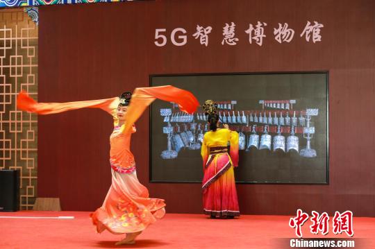 鐘錘を持って振る動(dòng)作をすると、専門の感知裝置を通じて、LEDディスプレイに表示された編鐘がその動(dòng)きと共に揺れ動(dòng)き、音を発する曽侯乙編鐘のホログラム展示（撮影?王政）。