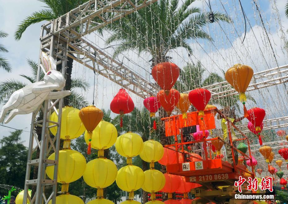 中秋節(jié)控え、香港地區(qū)各地でランタンフェスの準(zhǔn)備