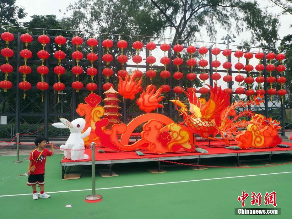 中秋節(jié)控え、香港地區(qū)各地でランタンフェスの準(zhǔn)備