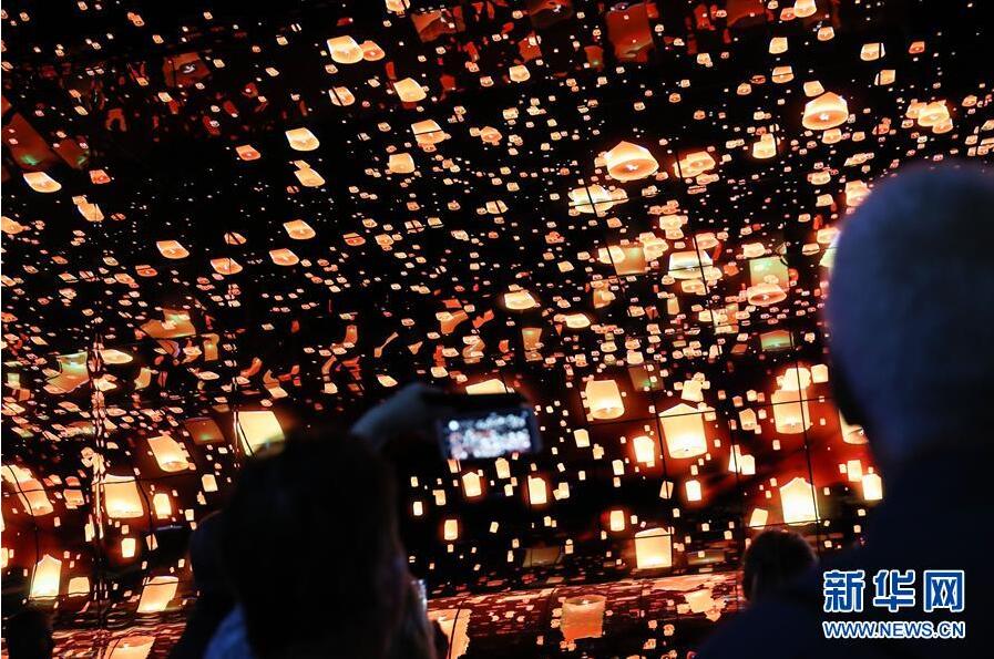 9月6日、ドイツの首都ベルリンで開幕した第59回國際コンシューマ?エレクトロニクス展で、來場者がLGのブースで有機(jī)ELテレビを體験する様子。（撮影：単宇■＜王へんに奇＞、以下同様）