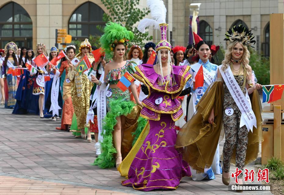 勢ぞろいした世界大會(huì)に參加する美女たち(撮影?毛建軍)。