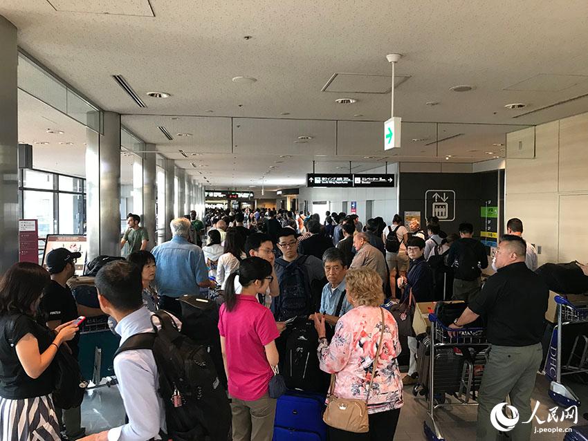 臺風(fēng)15號の影響で成田空港に１萬人以上の観光客足止め