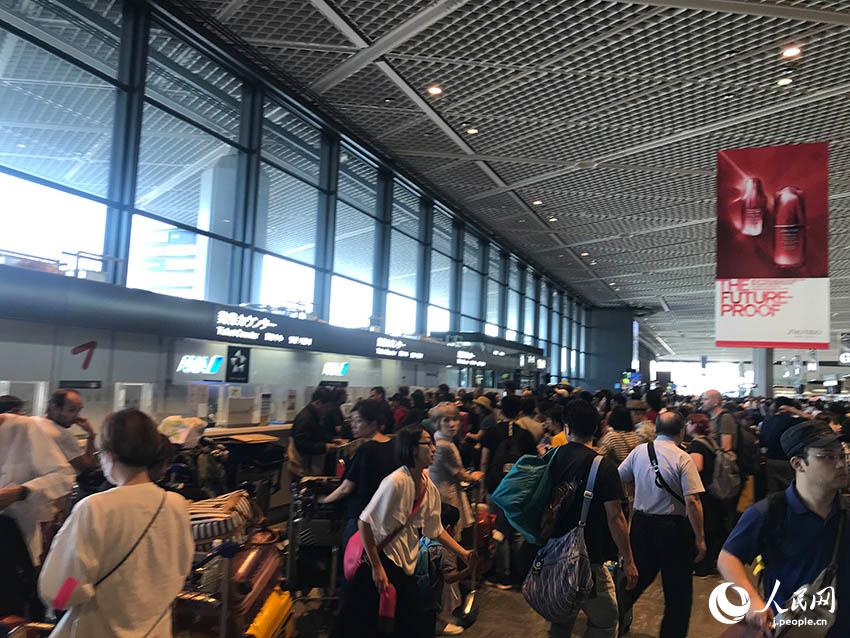 臺風(fēng)15號の影響で成田空港に１萬人以上の観光客足止め