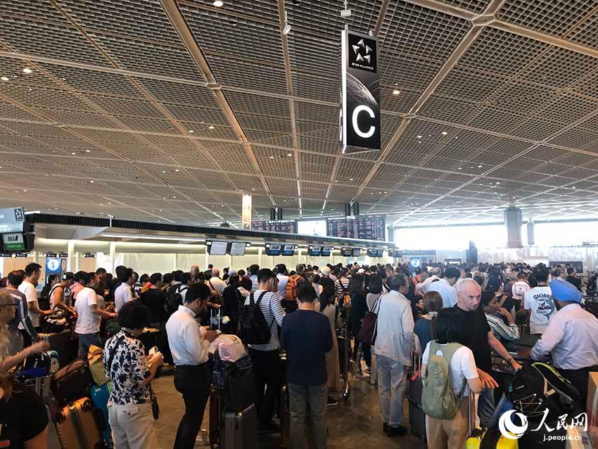 臺風(fēng)15號の影響で成田空港に１萬人以上の観光客足止め