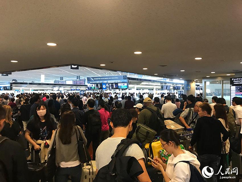 臺(tái)風(fēng)15號(hào)の影響で成田空港に１萬(wàn)人以上の観光客足止め