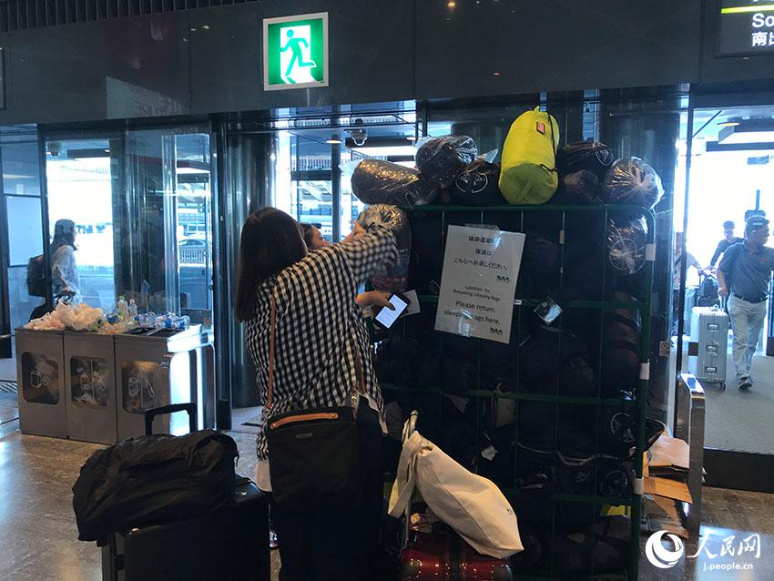 臺(tái)風(fēng)15號(hào)の影響で成田空港に１萬人以上の観光客足止め