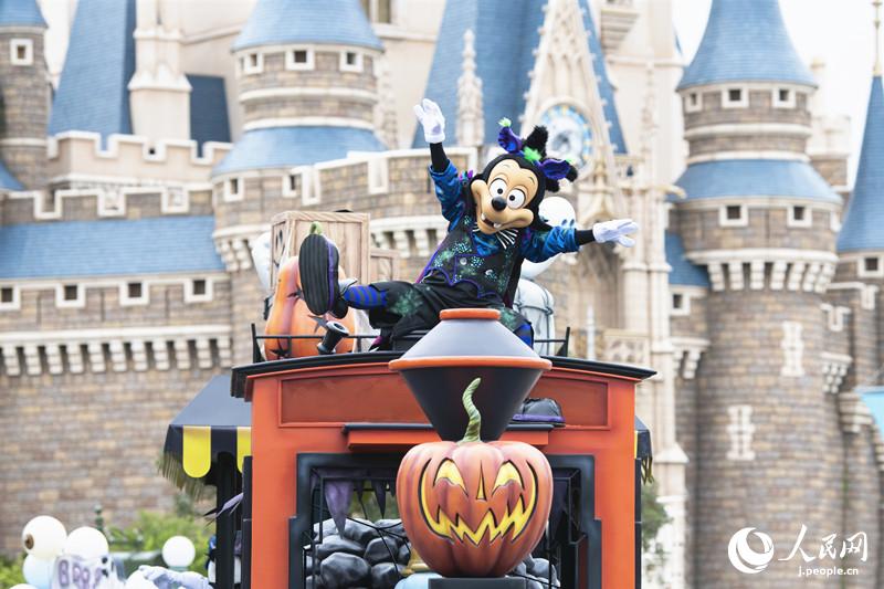 東京ディズニーランドのハロウィーンイベント期間中に披露される「スプーキー“Boo！”パレード」。