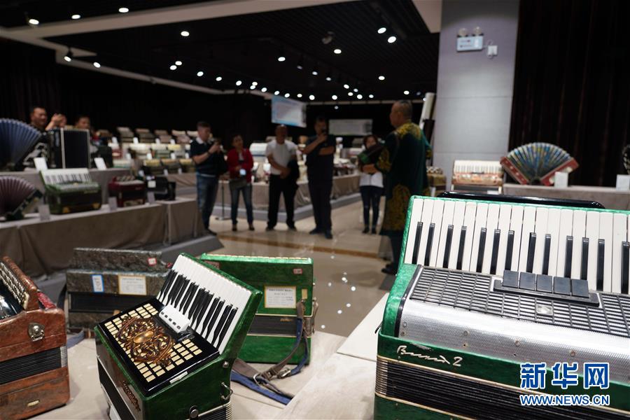 9月4日、新疆維吾爾（ウイグル）自治區(qū)塔城市のアコーディオン博物館內(nèi)を參観する人々（撮影?鄒予）。