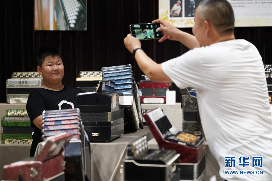 塔城に響くアコーディオンの音色　新疆