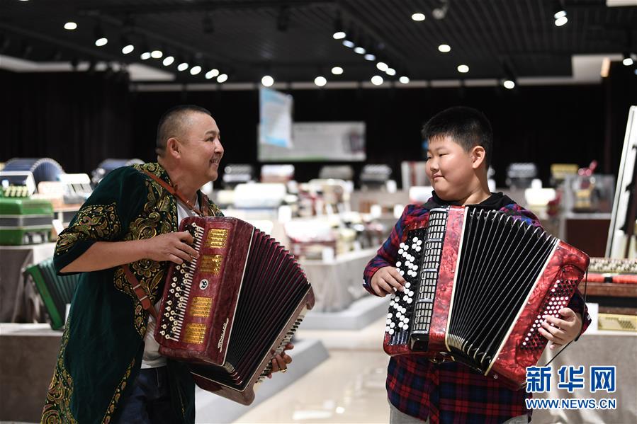 塔城に響くアコーディオンの音色　新疆