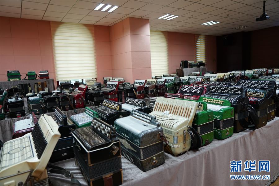 塔城に響くアコーディオンの音色　新疆