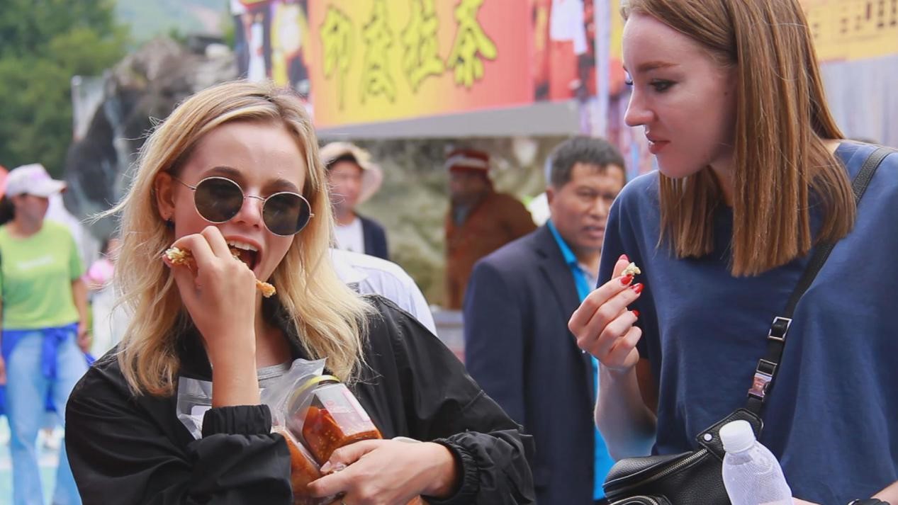 數(shù)萬(wàn)人が中國(guó)クルミの里で「ミーティング」