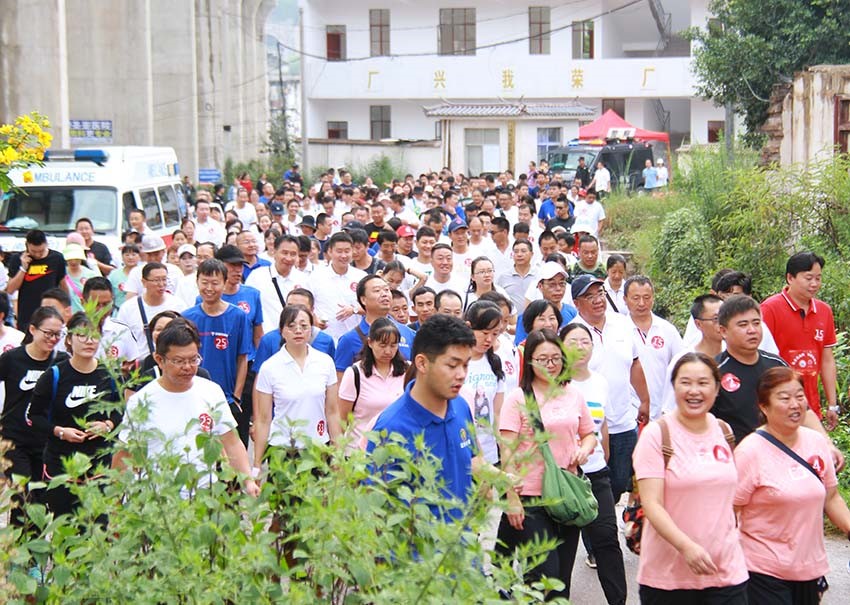 數(shù)萬人が中國クルミの里で「ミーティング」