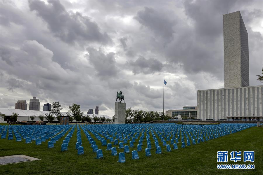 國(guó)連本部前に並んだリュックサックの「墓石」
