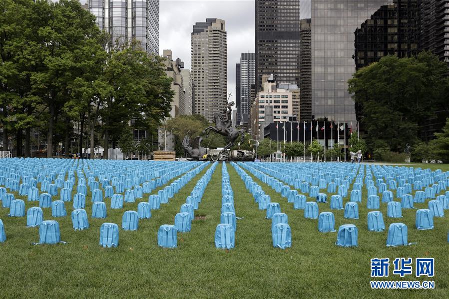 國連本部前に並んだリュックサックの「墓石」