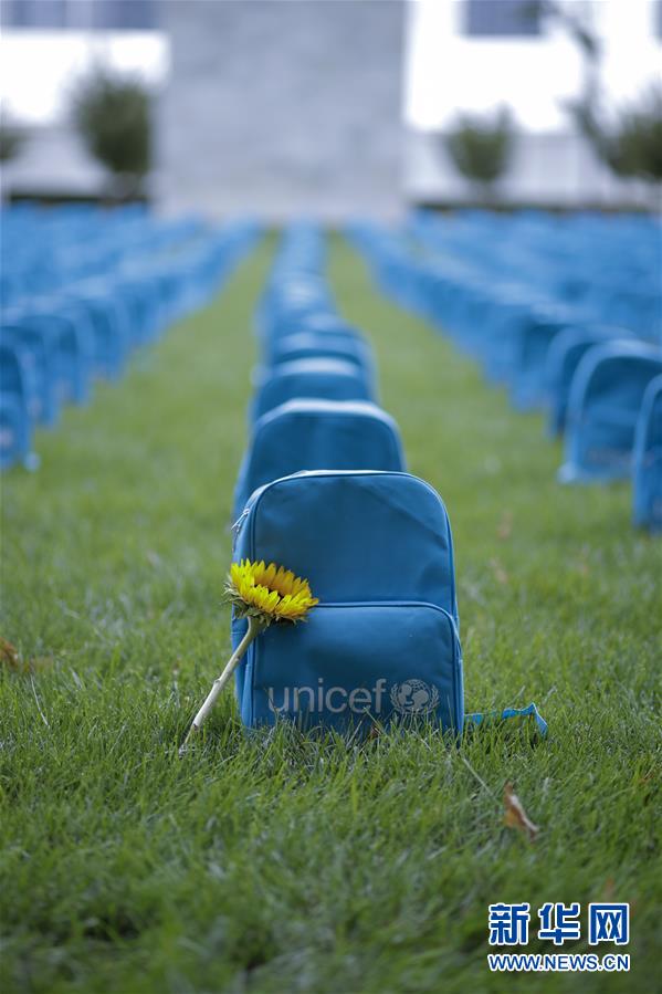 國連本部前に並んだリュックサックの「墓石」