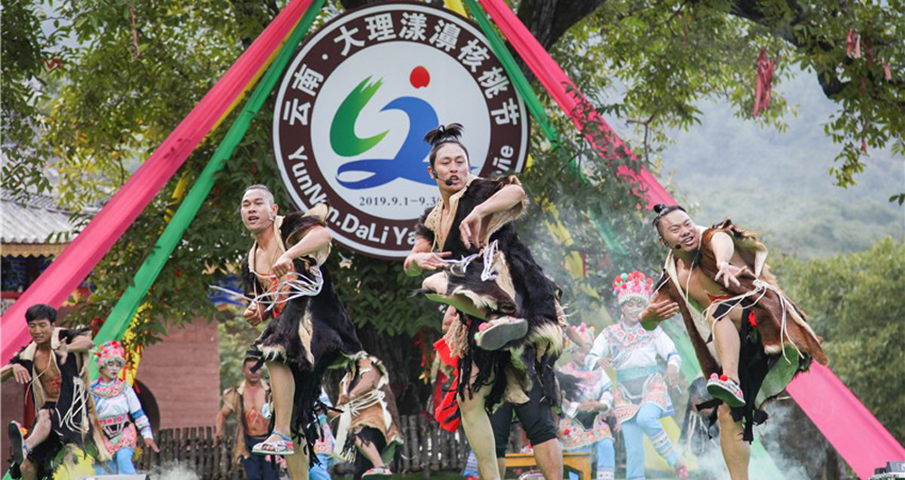 數(shù)萬人が中國クルミの里で「ミーティング」