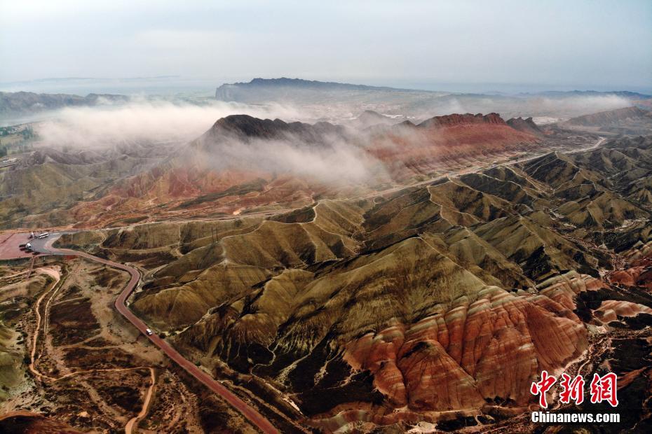 雨上がりに雲(yún)海が広がる甘粛省の張掖七彩丹霞景勝區(qū)（撮影?楊艶敏）。